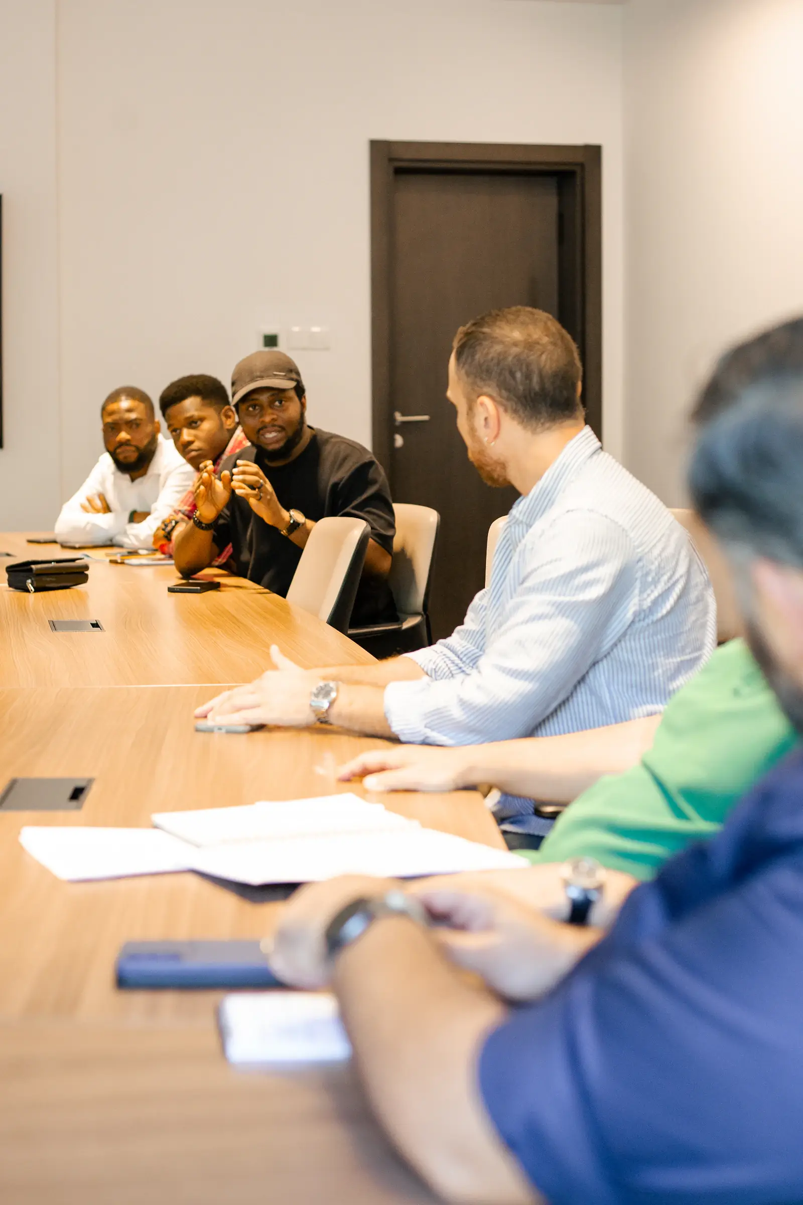 Profesionales analizando información en una reunión estratégica